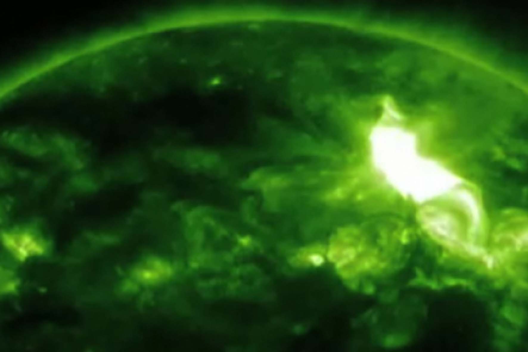 In cateva ore Pamantul va fi lovit de cea mai mare furtuna solara a deceniului